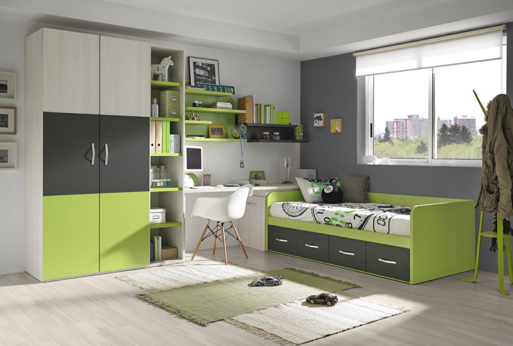 Chambre enfant de couleur verte et grise, de nombreux rangements, un bureau, un lit avec des tiroirs