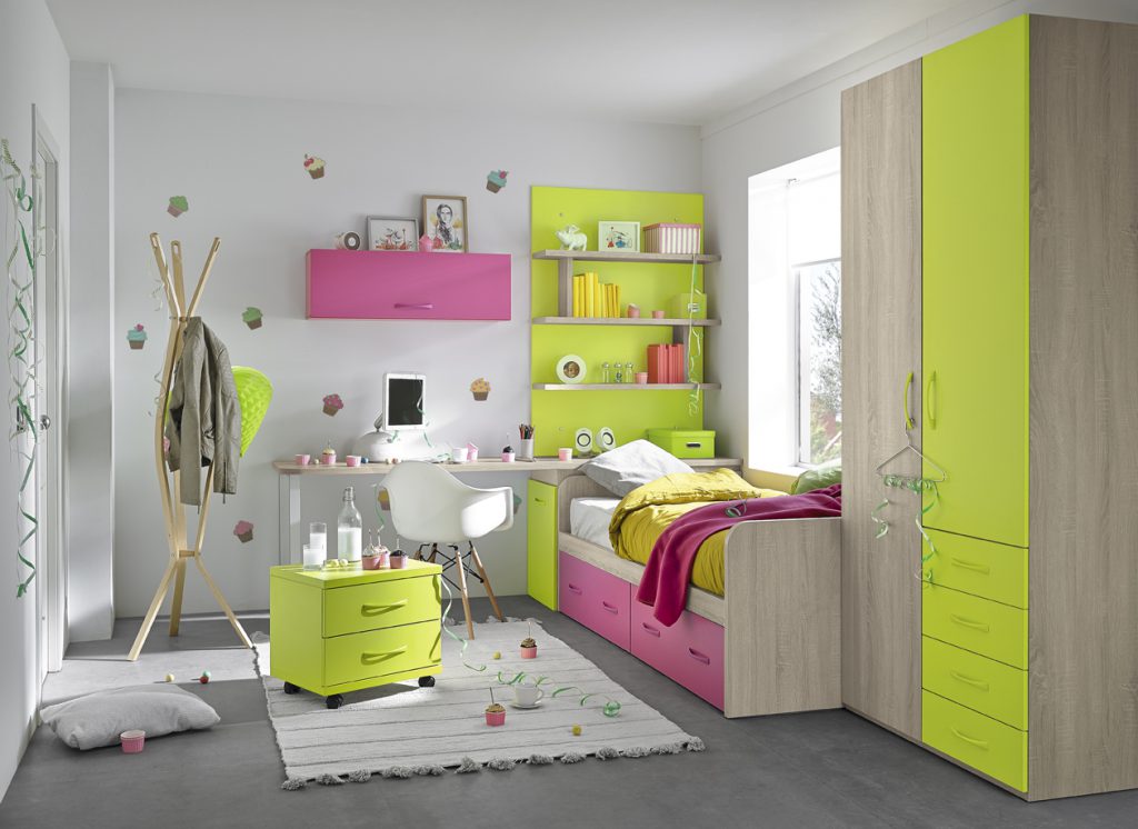 Chambre pour enfant de 7 à 16 ans, rose, verte et blanche, de larges rangements, pratique et fonctionnel